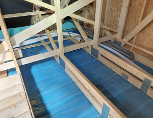 Zateplení stropu dřevostavby pomocí dřevovláknité foukané izolace